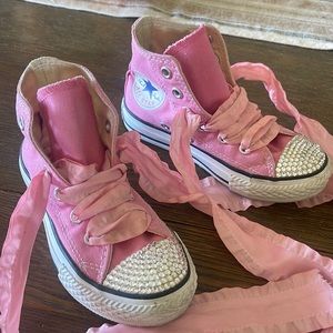 Girls pink chuck Taylor all star classic converse high tops size 10